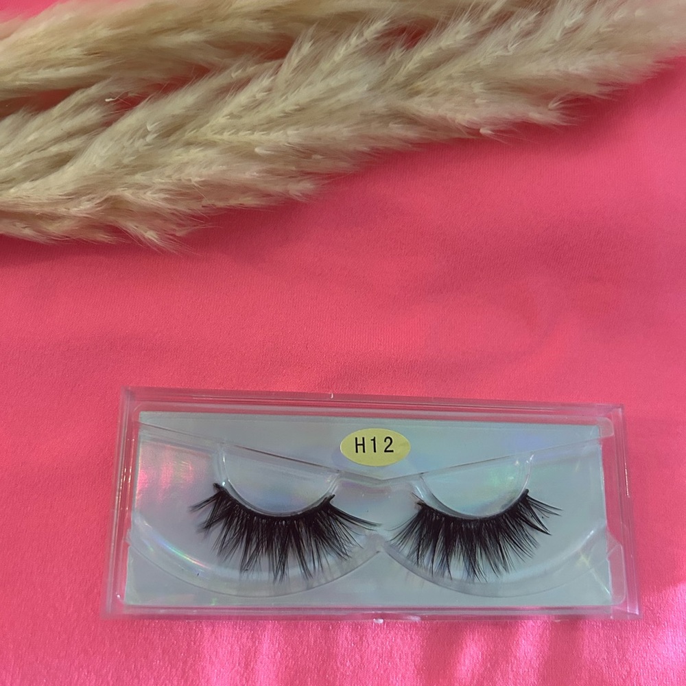 Black natural 20 millimeter lashes 💖